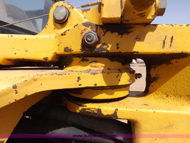 image for item I9005 1993 John Deere 710D backhoe