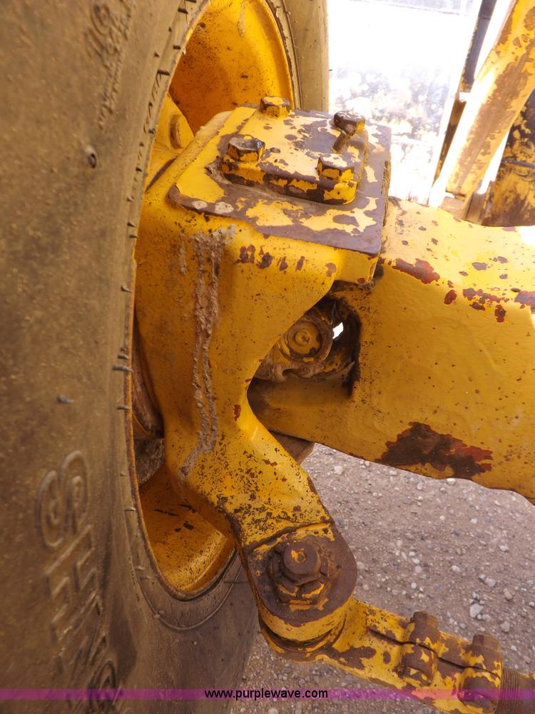 image for item I9005 1993 John Deere 710D backhoe