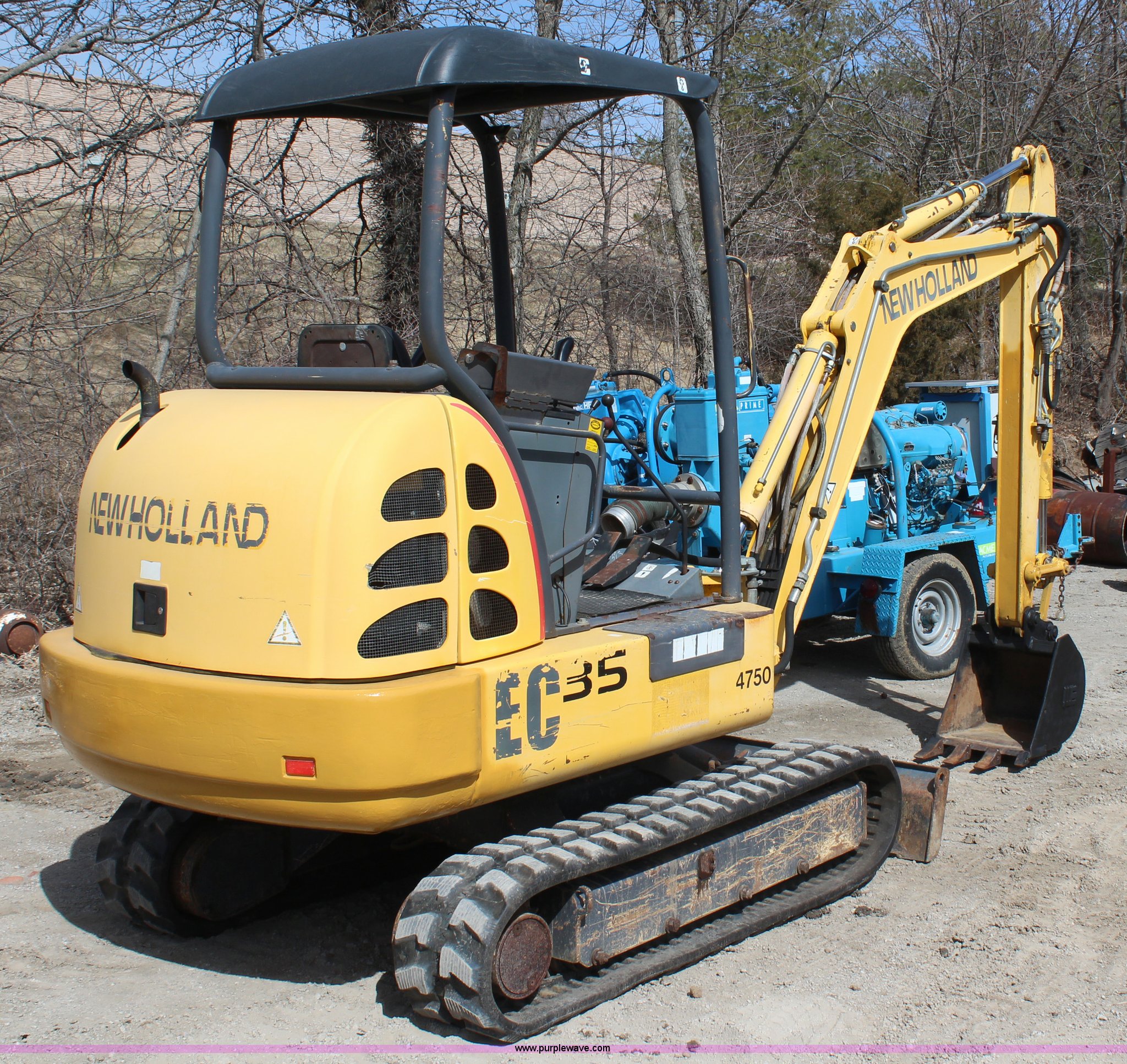 2001 New Holland EC35 mini excavator in St. Joseph, MO Item H6245