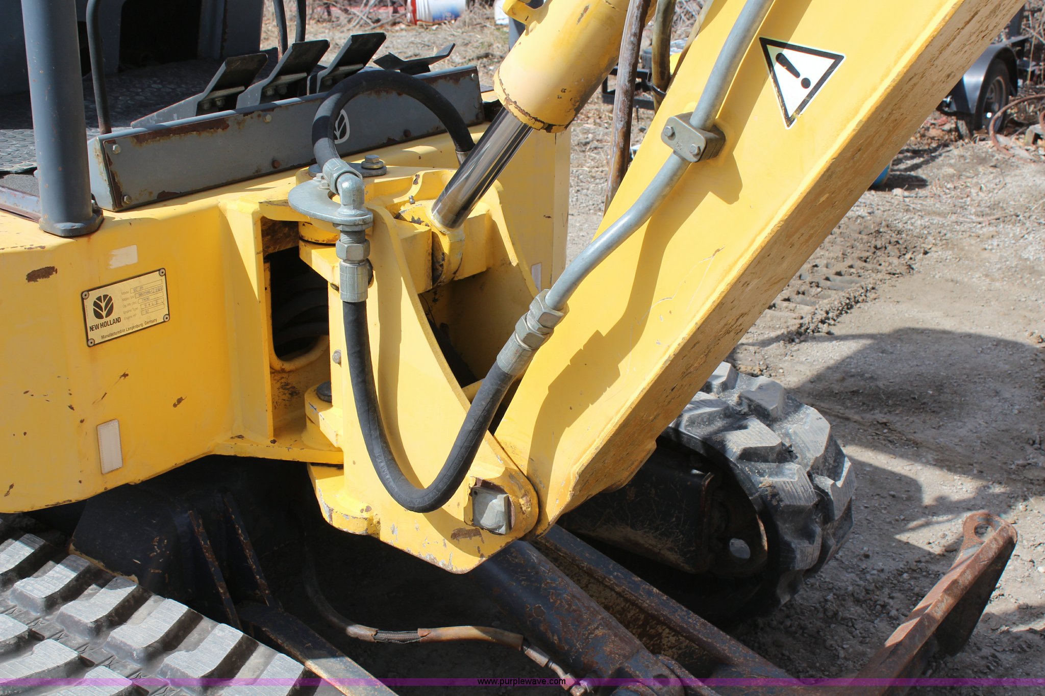 2001 New Holland EC35 mini excavator in St. Joseph, MO Item H6245