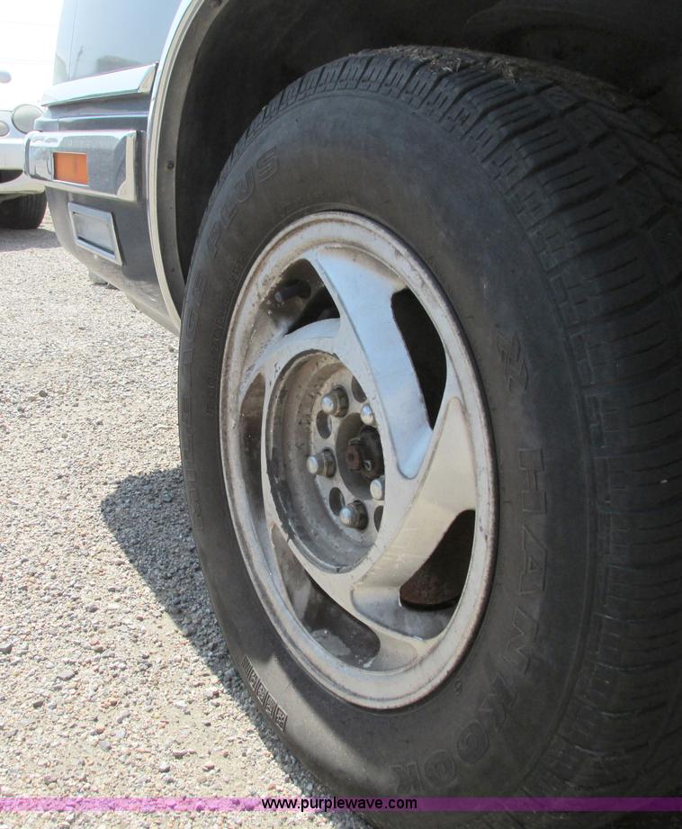 image for item G8484 1990 Chrylser New Yorker Fifth Avenue