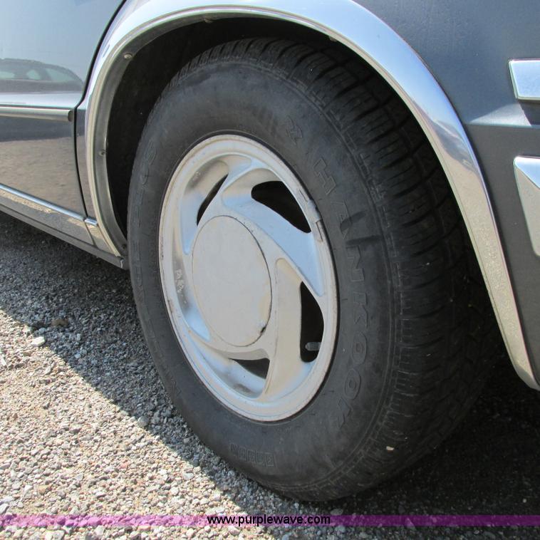 image for item G8484 1990 Chrylser New Yorker Fifth Avenue