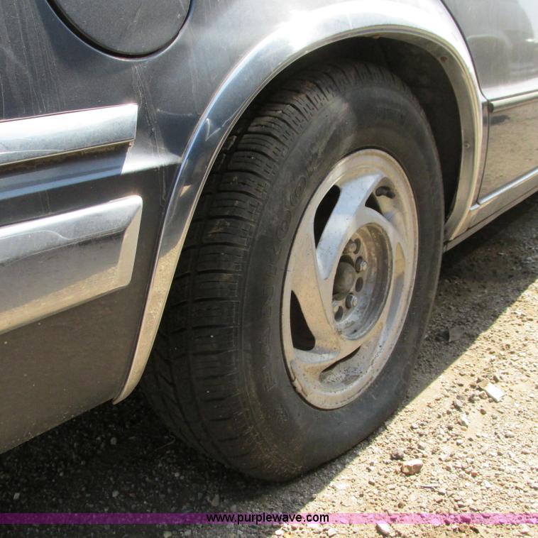 image for item G8484 1990 Chrylser New Yorker Fifth Avenue