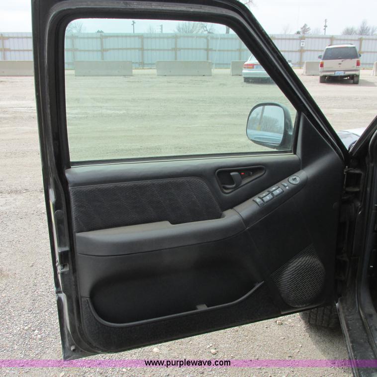 image for item G8492 1997 Chevy Blazer SUV