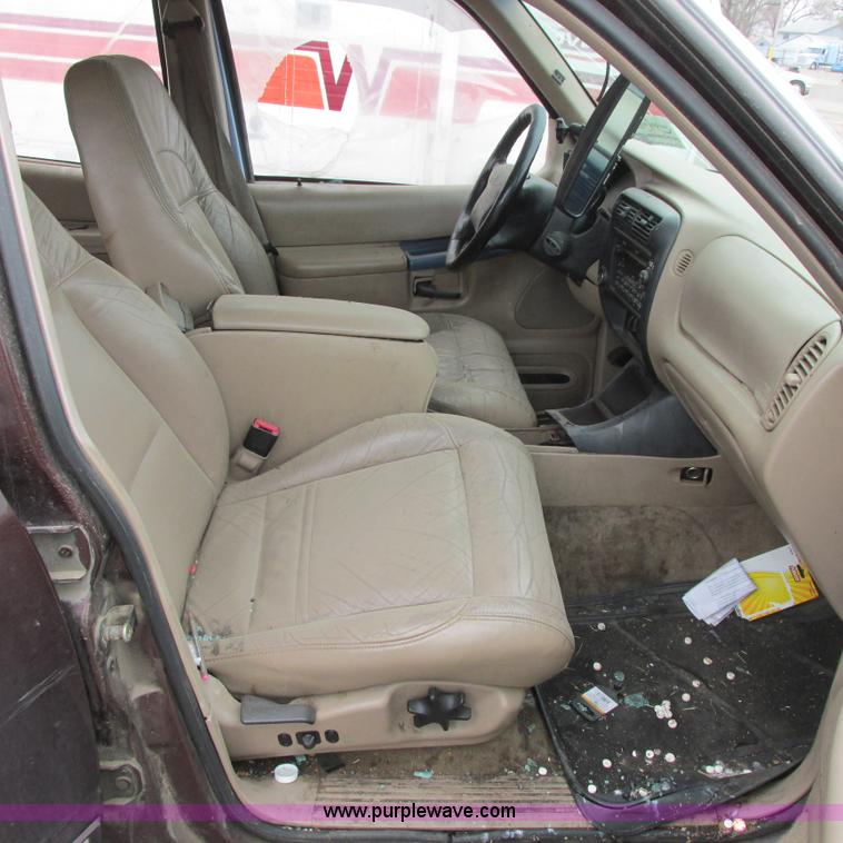image for item G8498 1999 Ford Explorer XLT SUV
