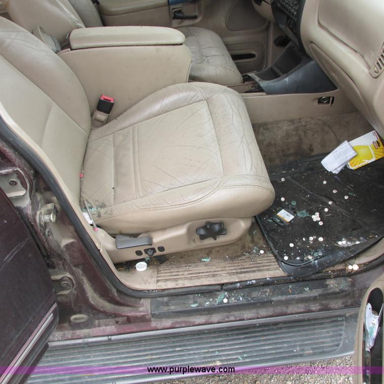 image for item G8498 1999 Ford Explorer XLT SUV