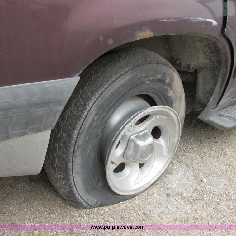 image for item G8498 1999 Ford Explorer XLT SUV