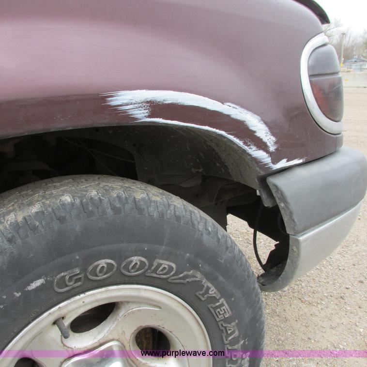 image for item G8498 1999 Ford Explorer XLT SUV