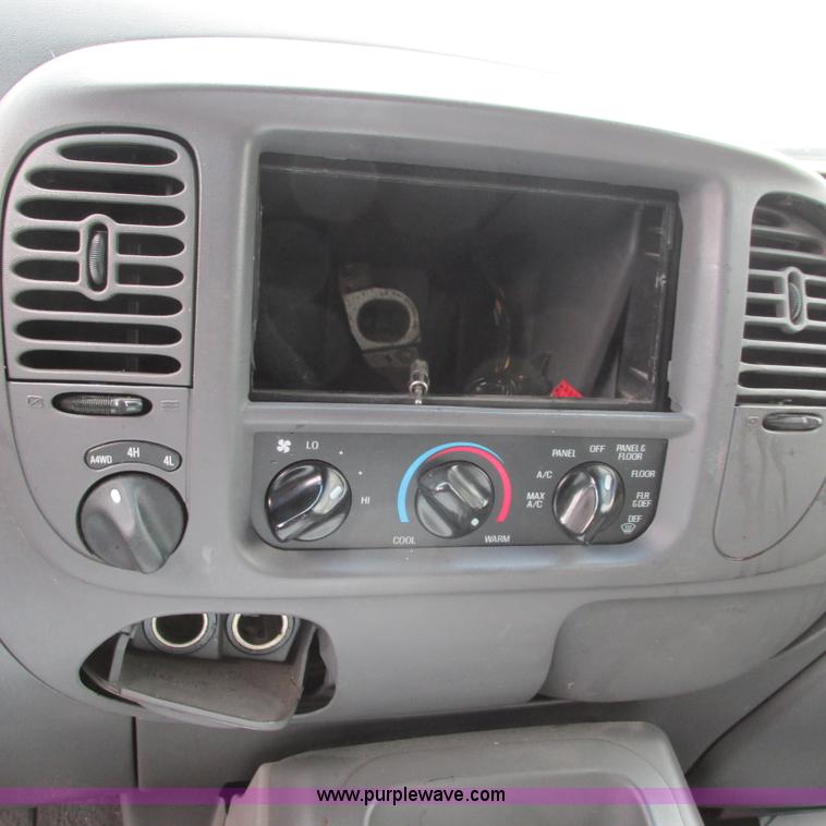 image for item I5502 2000 Ford Expedition XLT SUV