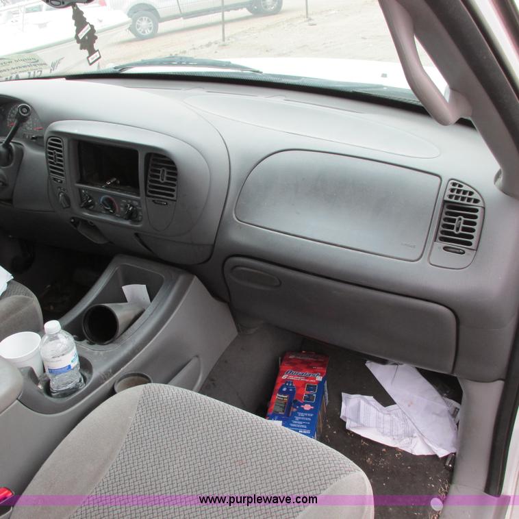 image for item I5502 2000 Ford Expedition XLT SUV