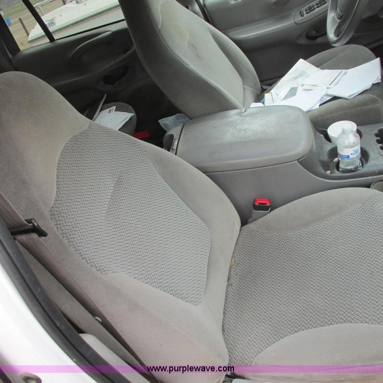 image for item I5502 2000 Ford Expedition XLT SUV