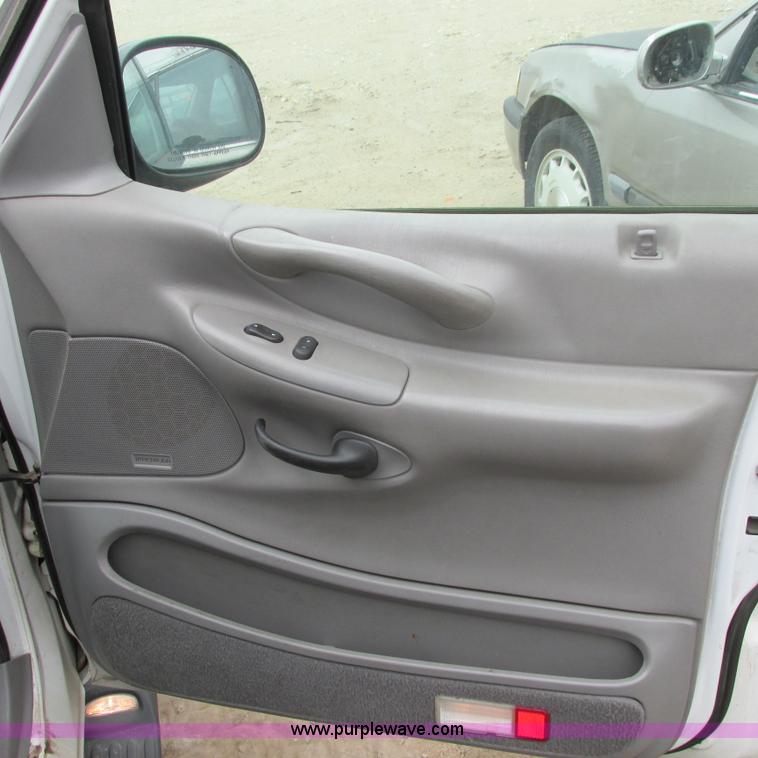 image for item I5502 2000 Ford Expedition XLT SUV