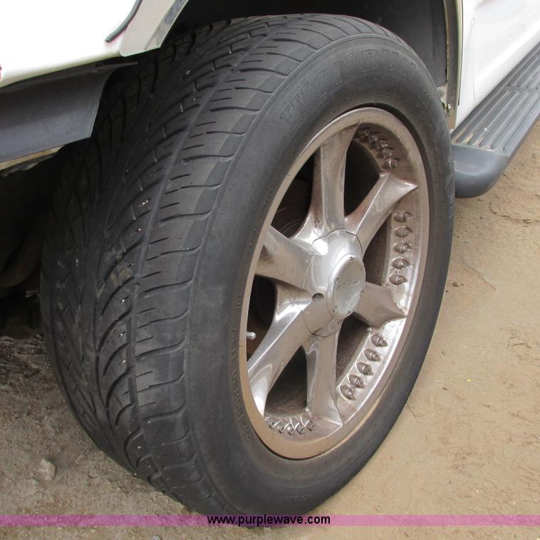 image for item I5502 2000 Ford Expedition XLT SUV