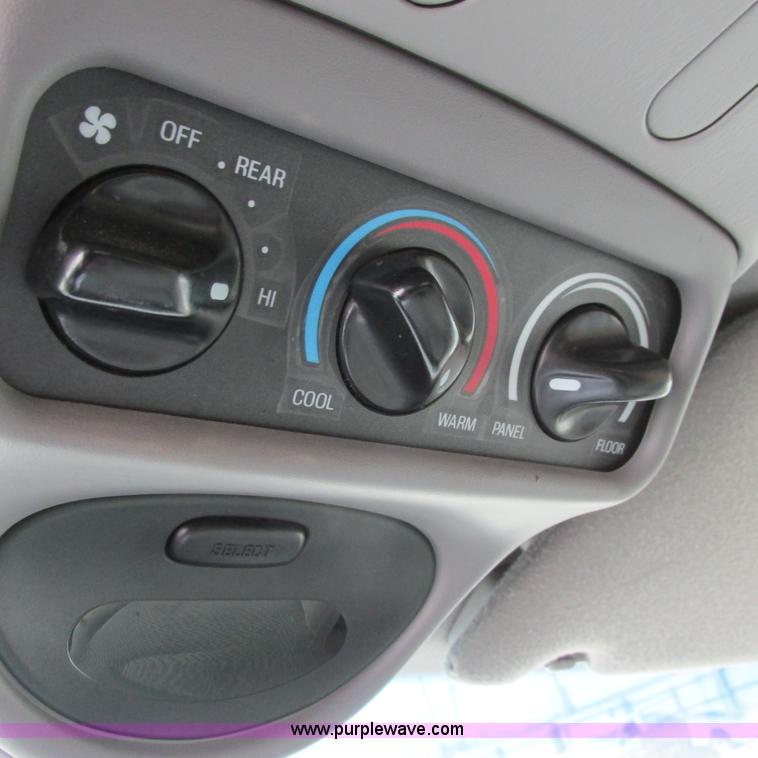 image for item I5502 2000 Ford Expedition XLT SUV