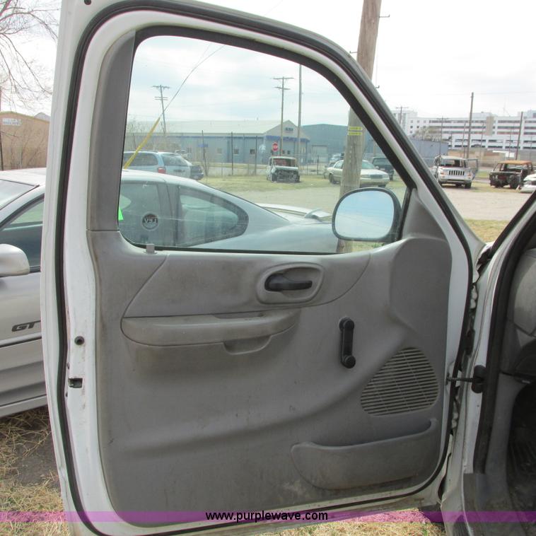 image for item I5509 2001 Ford F150 XL pickup truck