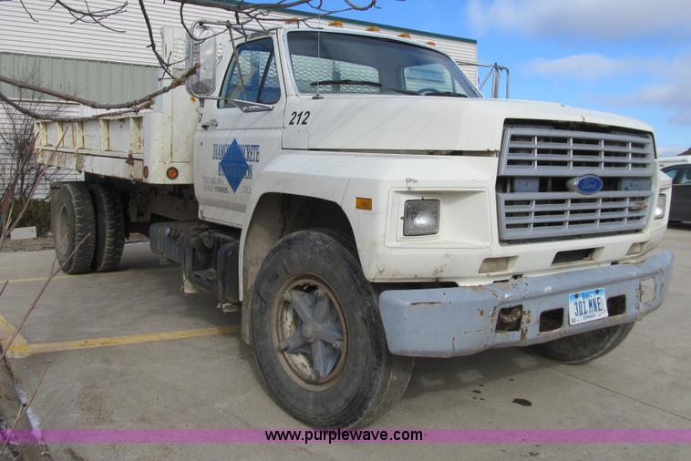 image for item E4674 1982 Ford F700 dump truck