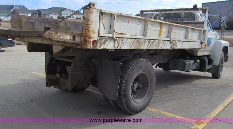 image for item E4674 1982 Ford F700 dump truck