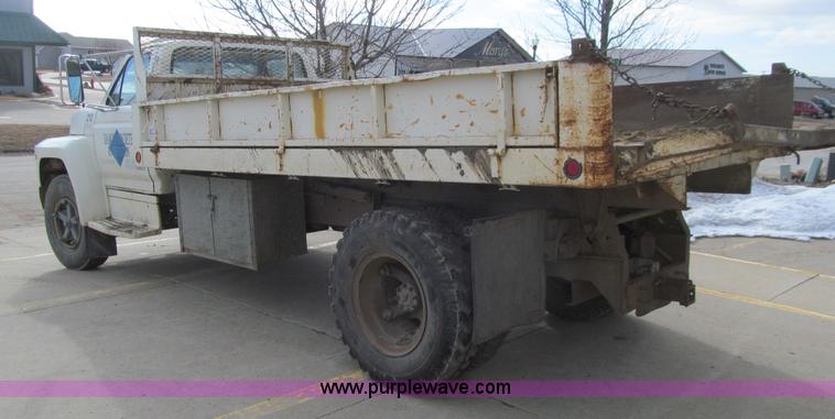 image for item E4674 1982 Ford F700 dump truck