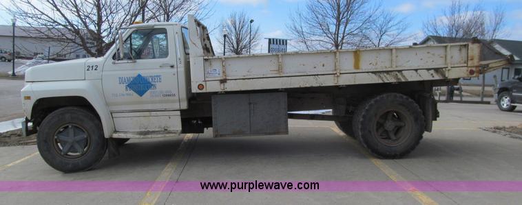 image for item E4674 1982 Ford F700 dump truck