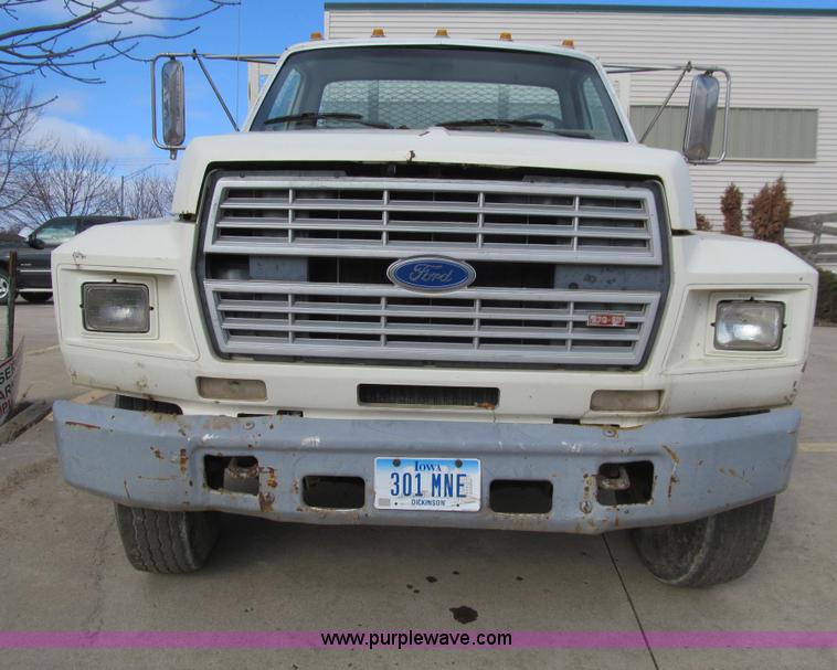 image for item E4674 1982 Ford F700 dump truck