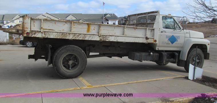 image for item E4674 1982 Ford F700 dump truck