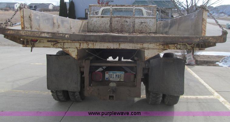 image for item E4674 1982 Ford F700 dump truck