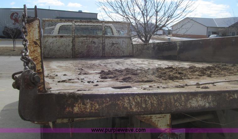 image for item E4674 1982 Ford F700 dump truck