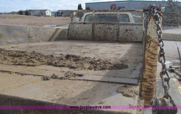 image for item E4674 1982 Ford F700 dump truck