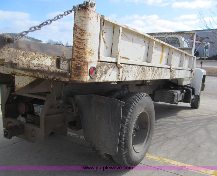 image for item E4674 1982 Ford F700 dump truck