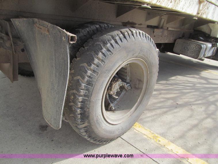 image for item E4674 1982 Ford F700 dump truck