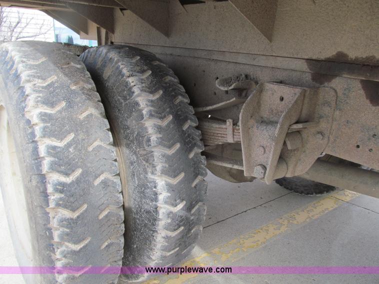 image for item E4674 1982 Ford F700 dump truck