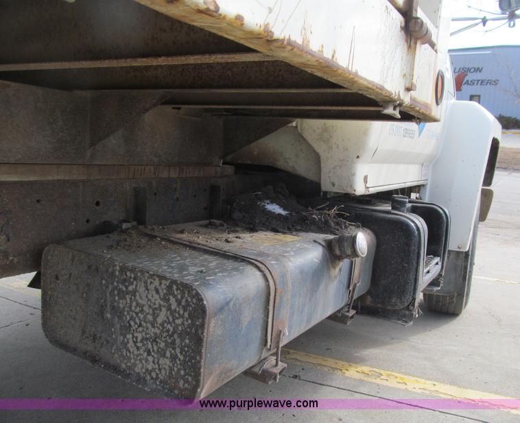 image for item E4674 1982 Ford F700 dump truck