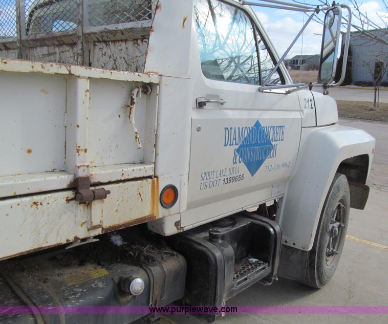 image for item E4674 1982 Ford F700 dump truck