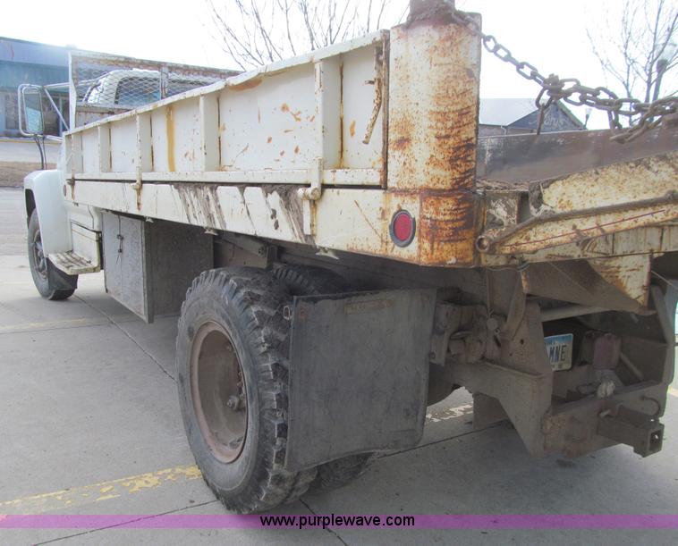 image for item E4674 1982 Ford F700 dump truck
