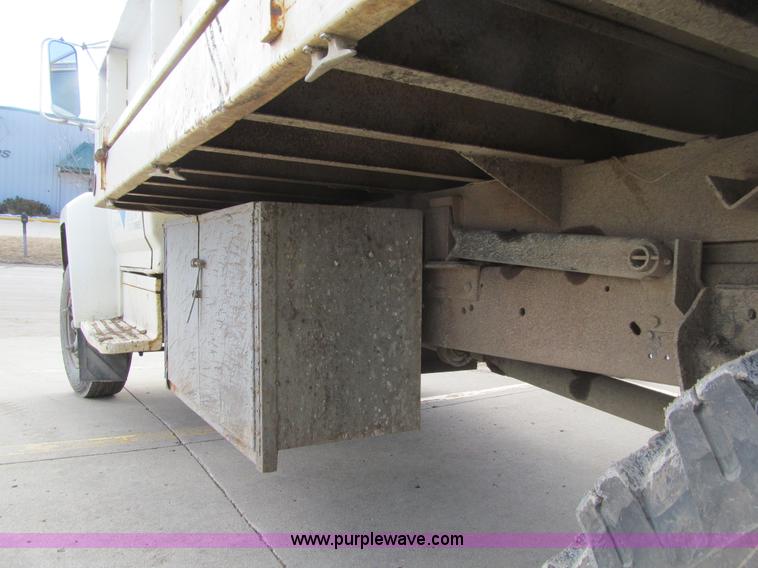 image for item E4674 1982 Ford F700 dump truck