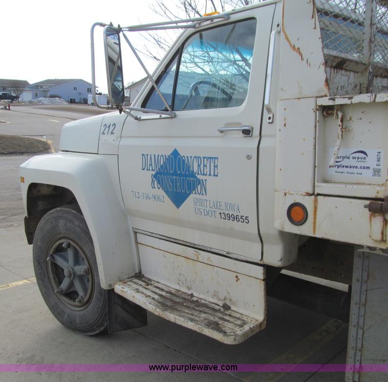 image for item E4674 1982 Ford F700 dump truck