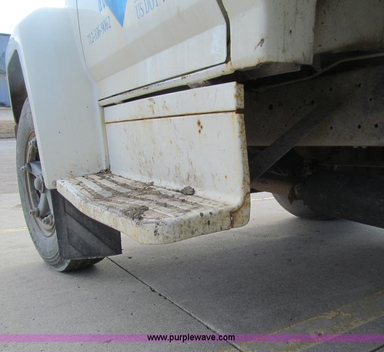 image for item E4674 1982 Ford F700 dump truck