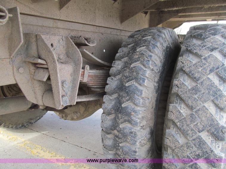image for item E4674 1982 Ford F700 dump truck