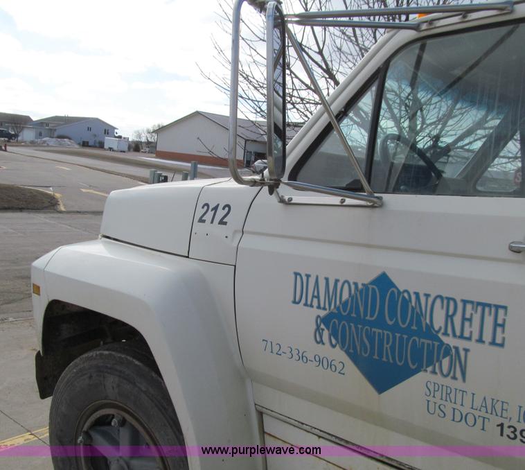 image for item E4674 1982 Ford F700 dump truck