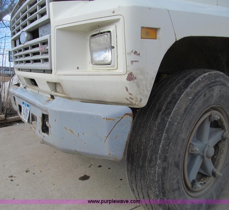 image for item E4674 1982 Ford F700 dump truck
