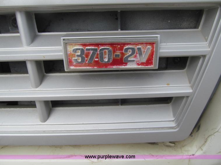 image for item E4674 1982 Ford F700 dump truck