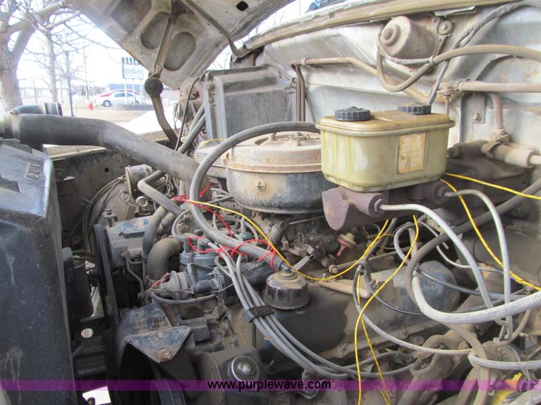 image for item E4674 1982 Ford F700 dump truck