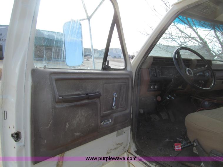 image for item E4674 1982 Ford F700 dump truck