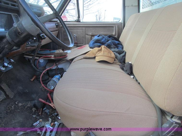 image for item E4674 1982 Ford F700 dump truck