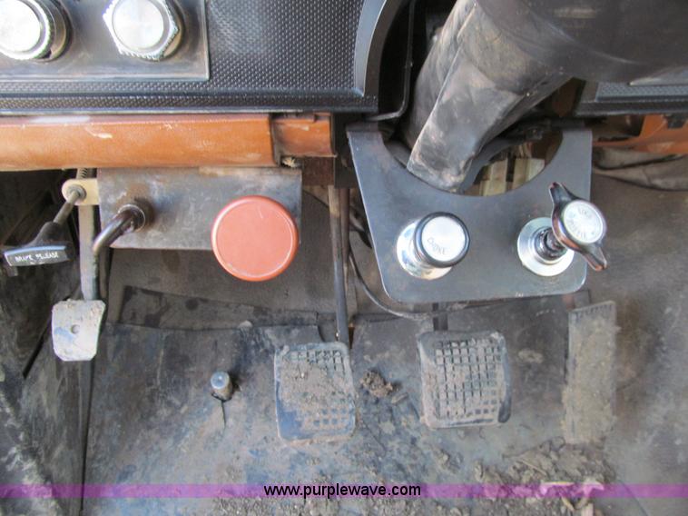 image for item E4674 1982 Ford F700 dump truck