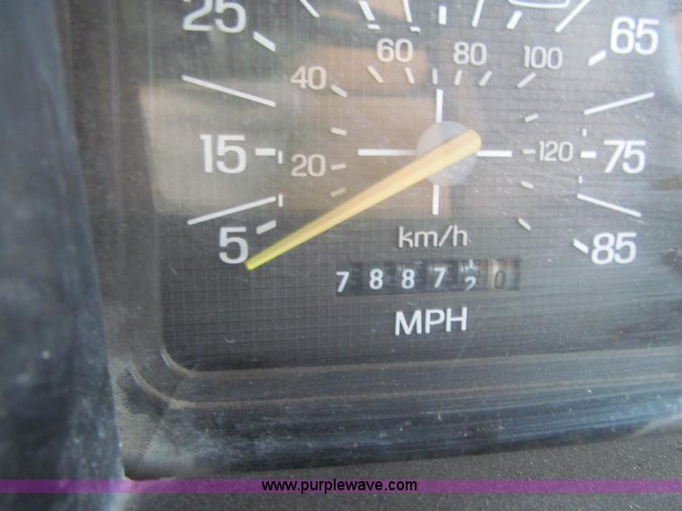 image for item E4674 1982 Ford F700 dump truck