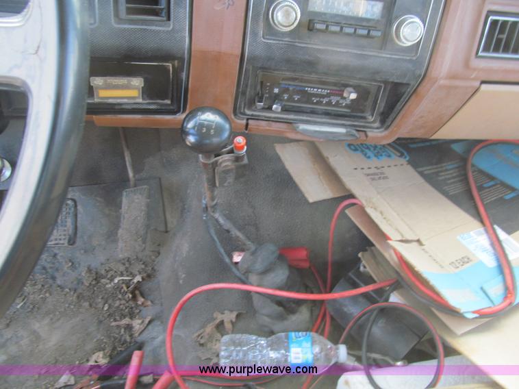 image for item E4674 1982 Ford F700 dump truck