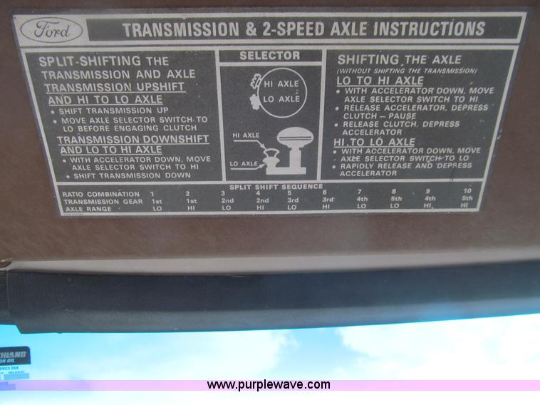 image for item E4674 1982 Ford F700 dump truck