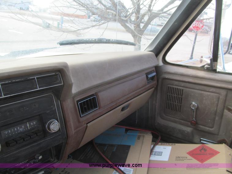 image for item E4674 1982 Ford F700 dump truck