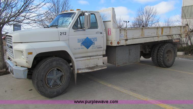 image for item E4674 1982 Ford F700 dump truck